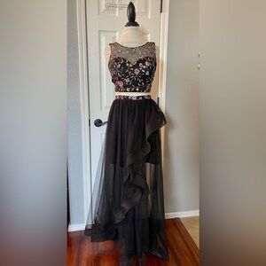 Haute Nites Two Piece Sleeveless Sheer Ruffled Formal Dress Size 5/6